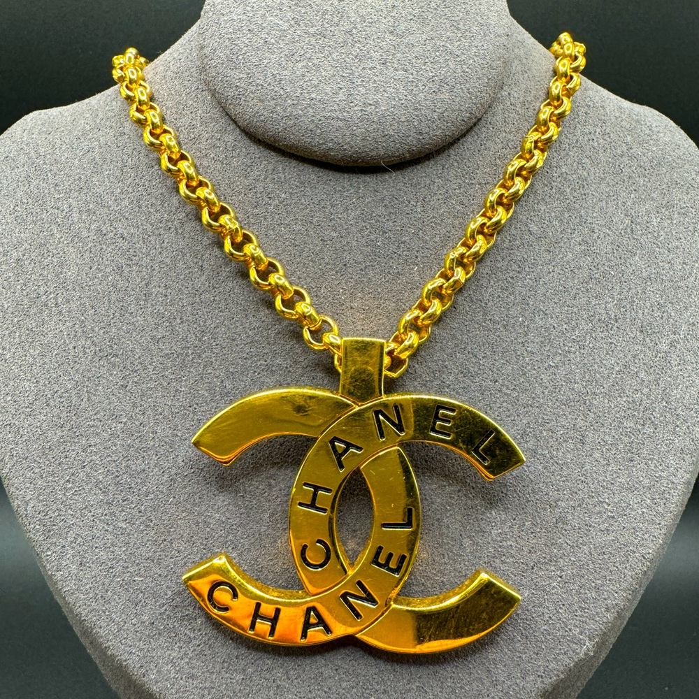 24K gold plated Chanel vintage pendant necklace with the large CC charm